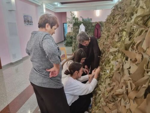 Нурлатские школьники сплели маскировочные сети для бойцов СВО