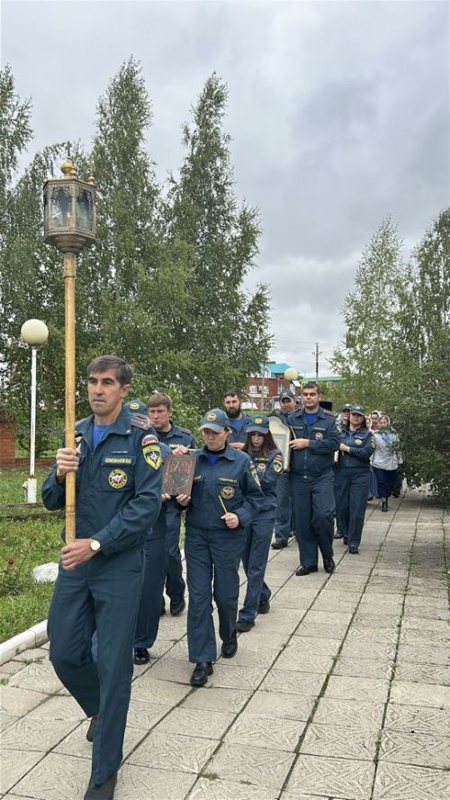 Пожарные Нурлата помолились у иконы «Неопалимая Купина» в Ильинском храме