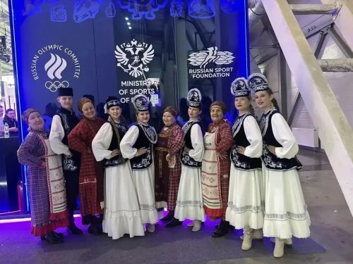 Двойняшки из Нурлата Карина и Зарина Заборины выступили на Международном фестивале молодежи