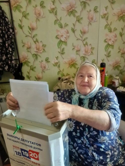 На участке в КДЦ «Грани» голосуют семьями и целыми поколениями