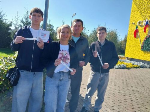 На участке в КДЦ «Грани» голосуют семьями и целыми поколениями