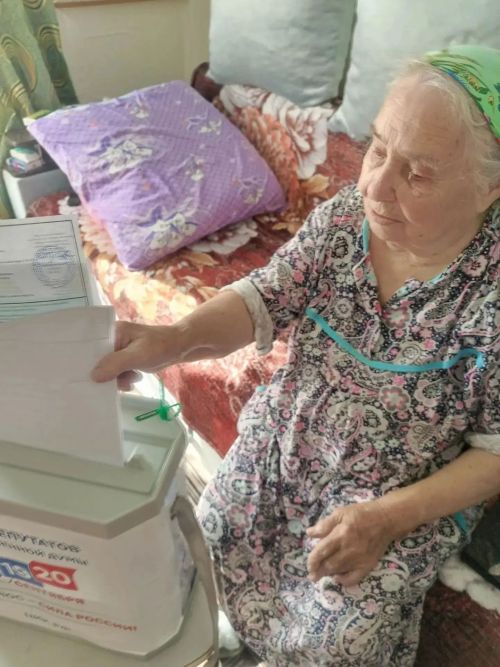 На участке в КДЦ «Грани» голосуют семьями и целыми поколениями