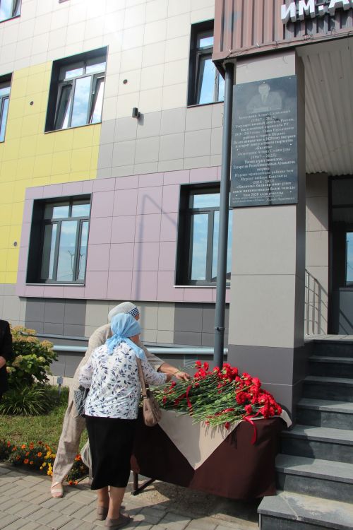В Нурлате торжественно открыли мемориальную доску памяти Алмаза Ахметшина