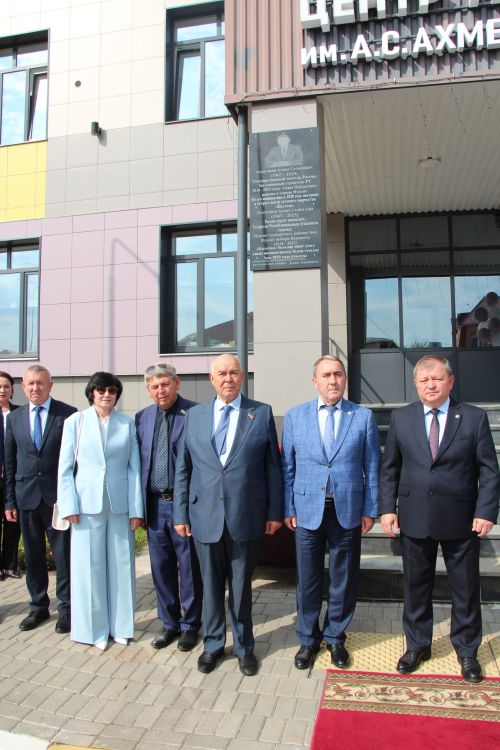 В Нурлате торжественно открыли мемориальную доску памяти Алмаза Ахметшина
