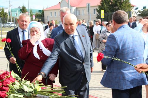 В Нурлате торжественно открыли мемориальную доску памяти Алмаза Ахметшина