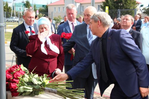 В Нурлате торжественно открыли мемориальную доску памяти Алмаза Ахметшина