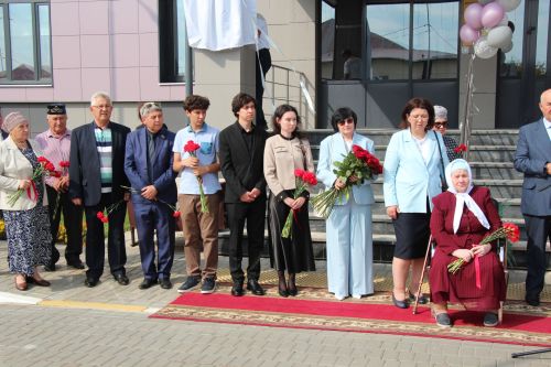 В Нурлате торжественно открыли мемориальную доску памяти Алмаза Ахметшина