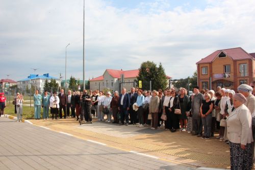 В Нурлате торжественно открыли мемориальную доску памяти Алмаза Ахметшина