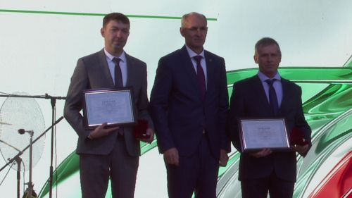 Добытчиков черного золота Нурлата чествовали на центральной площади