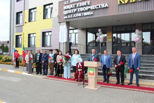 В Нурлате торжественно открыли мемориальную доску памяти Алмаза Ахметшина