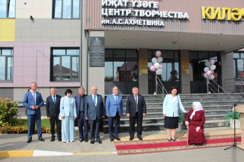 В Нурлате торжественно открыли мемориальную доску памяти Алмаза Ахметшина