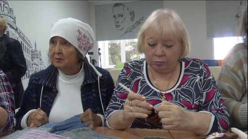 Татьяна Буланова из Нурлата отправляет на фронт вязаные Чебурашки