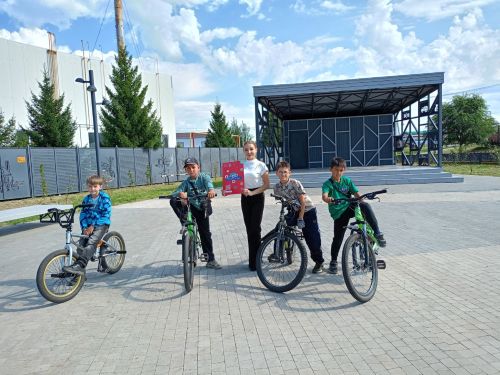 Сотрудники КДЦ «Грани» провели «Летнюю карусель» для нурлатских детей