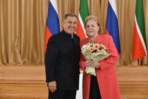 Президент Татарстана вручил награду жительнице Нурлата
