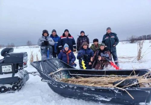 Нурлатцы спасают рыбу от зимнего замора: в районе прошла акция «Рыбе – быть!»