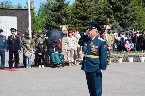 В Нурлате прошел Парад Победы: подвигу героев и память, и слава