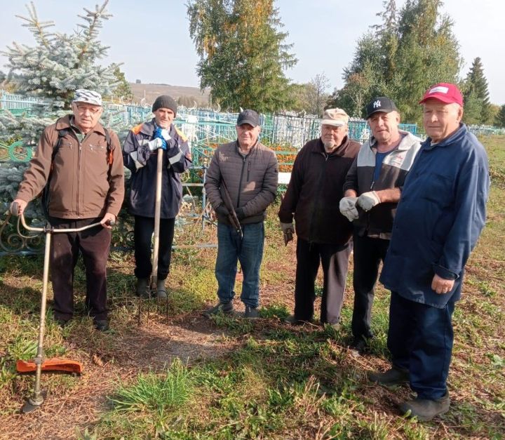Жители Верхнего Нурлата провели осенний субботник на кладбище