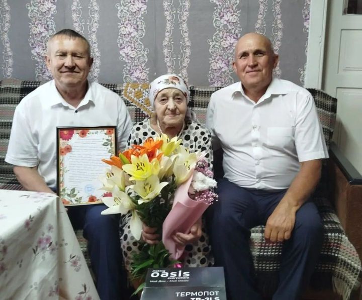 Труд длиною в жизнь: в Нурлатском районе тепло поздравили 90-летнего юбиляра