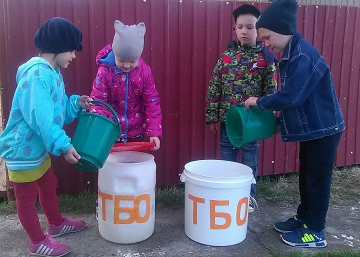 Воспитанники Нурлатского детского сада "Пчелка" вместе с воспитателем участвовали в акции «Город без мусора»