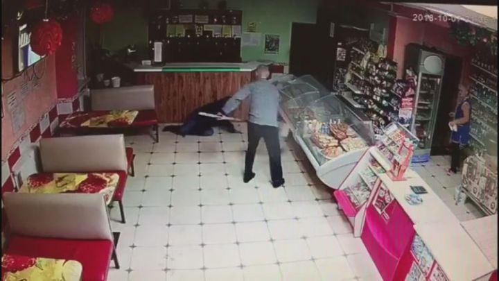 Житель Нурлата избил лопатой посетителя кафе за отказ угостить его водкой