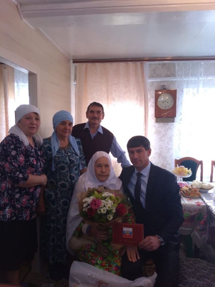В Нурлате поздравили труженицу тыла с 90-летием