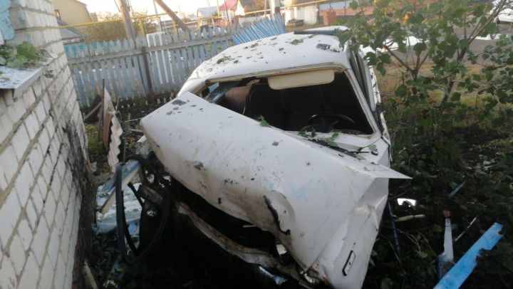 Лихач на легковом автомобиле влетел в стену частного дома в городе Нурлат
