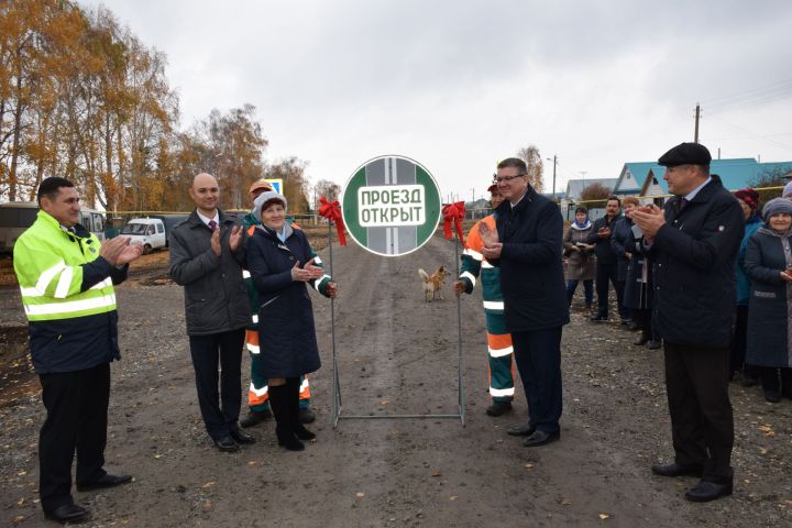 Новую дорогу в Средней Камышле открыли в торжественной обстановке