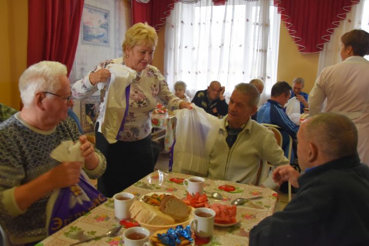 Жители Нурлатского дома-интерната для престарелых и инвалидов получили подарки от депутата
