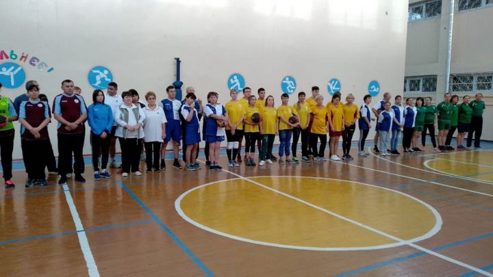 В Нурлате выявили лучшую баскетбольную команду среди учителей