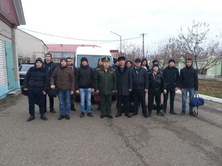 Руководитель исполнительного комитета Нурлатского района проводил в армию призывников