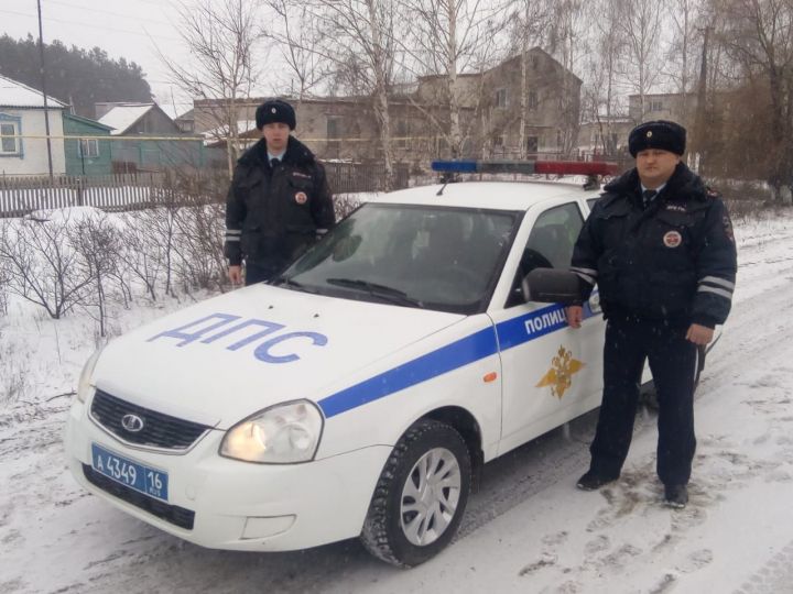 В Татарстане сотрудники ГИБДД помогли замерзавшему на трассе дальнобойщику