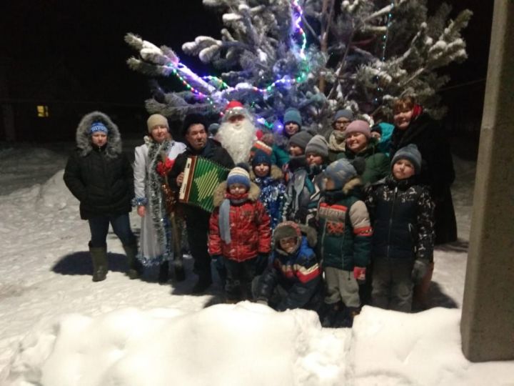 В приемной деревне Нурлатского района детей поздравили Дед Мороз и Снегурочка