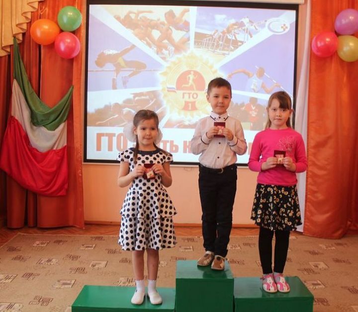 В Нурлате: дошкольникам вручили золотые знаки ГТО
