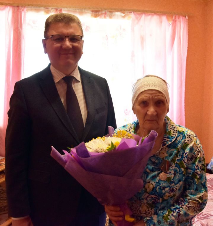 Руководитель исполкома Нурлатского района вручил медаль «За доблестный труд» бывшей узнице