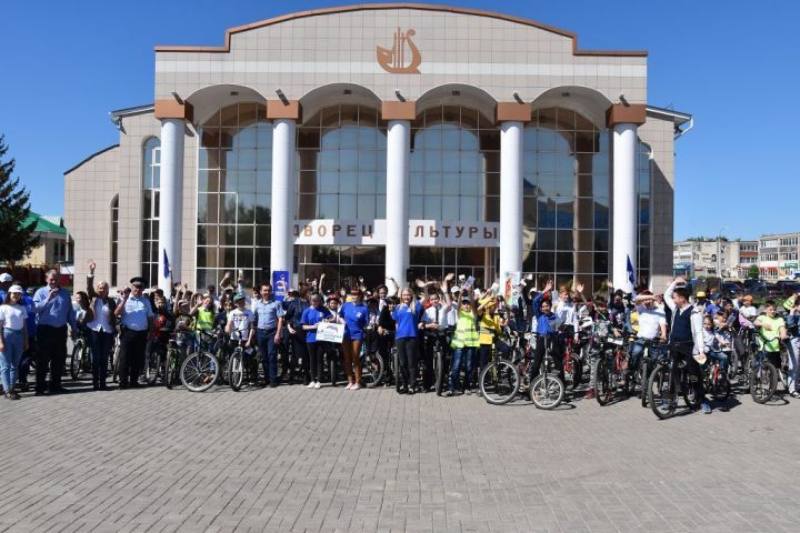 Нурлатские единороссы собрали на центральной площади более 120 юных велосипедистов вместе
