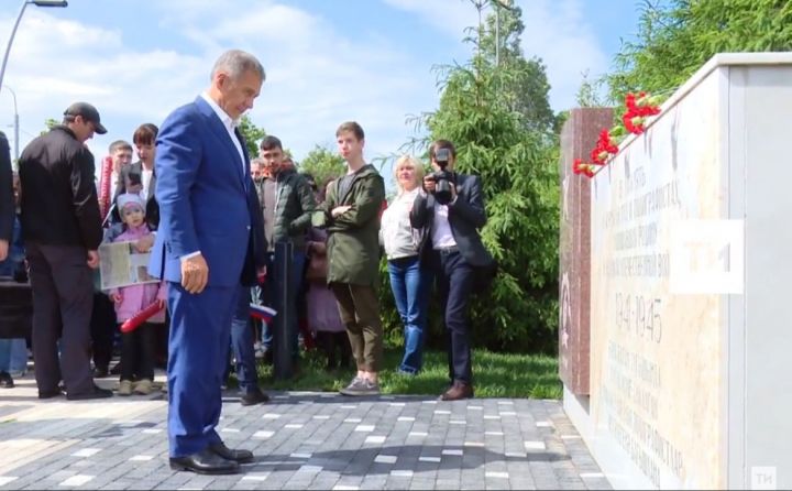 Рустам Минниханов возложил цветы у памятника полиграфистам