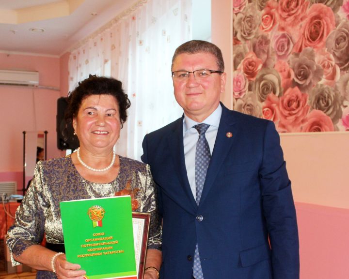 Руководитель исполнительного комитета Нурлатского района Алмаз Ахметшин поздравил с юбилеем Салиму Усмановну Кашапову