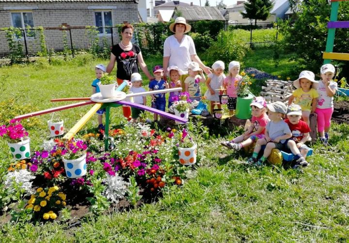 В детском саду «Колосок» города Нурлат расположились красочные цветники и площадки
