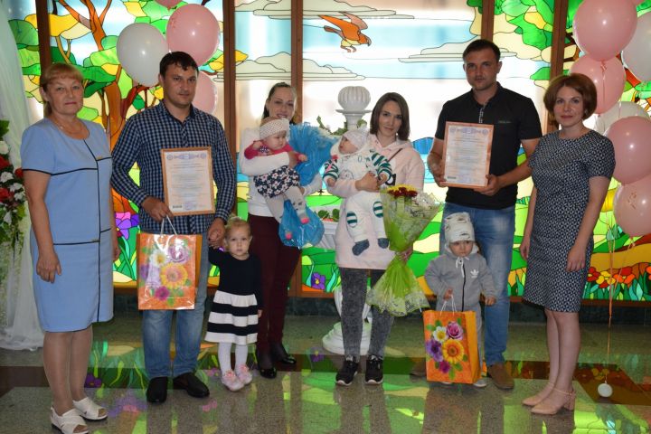 В Нурлатском районе в рамках проекта «Крепкая семья» вручили сертификаты на материнский капитал