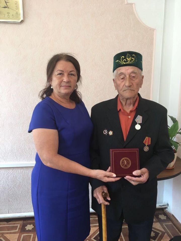 Жителю города Нурлат вручили медаль "За доблестный труд"