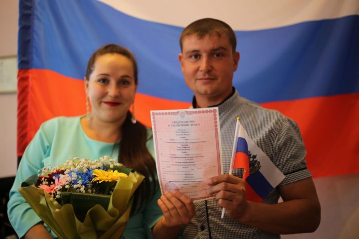 Нурлат: в День Государственного флага РФ в отделе ЗАГС вручили флажки