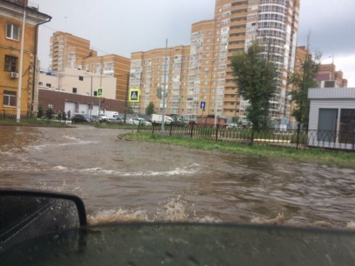 Появилось видео затопленного дождем автобуса в столице Татарстана