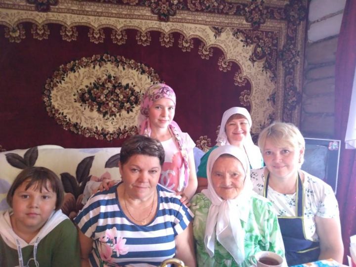 В Нурлатском районе юбиляршу поздравили с 90-летием