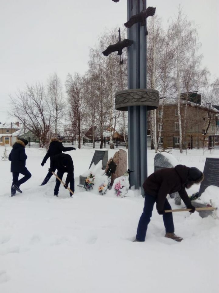 Юнармейцы Нурлатской гимназии присоединились к зимней юнармейской акции «1000000 добрых дел»