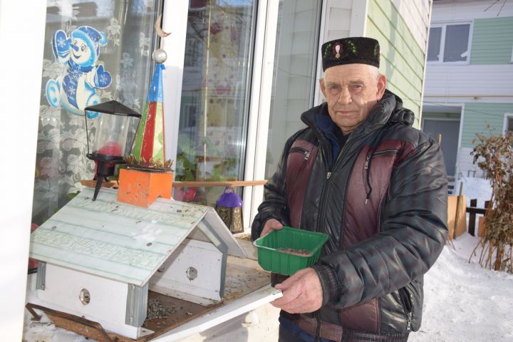 Житель Нурлата организовал для птиц зимнюю столовую