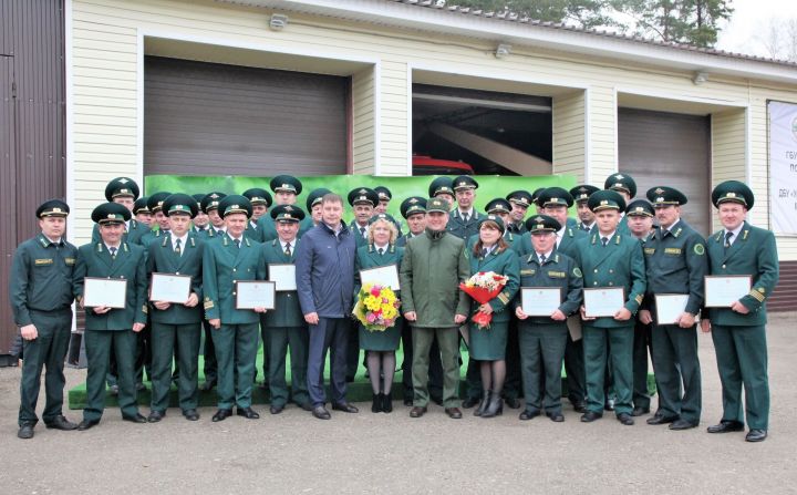Глава Минлесхоза РТ Равиль Кузюров вручил сертификаты на получение лесохозяйственной техники директорам лесхозов