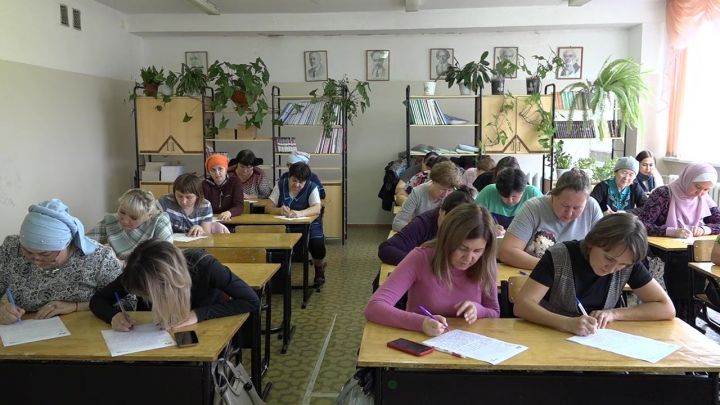 Нурлатцы проверили свою грамотность письма на татарском