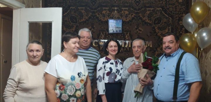 Праздничная дата на личном календаре – житель города Нурлат отмечает 90-летний юбилей