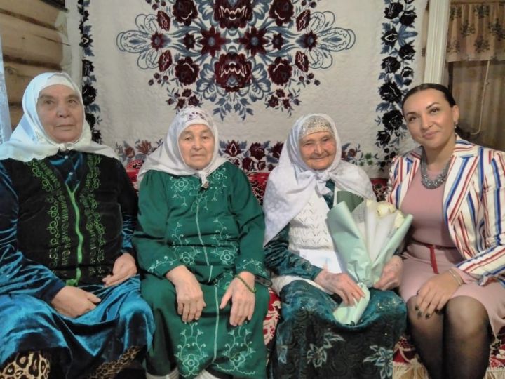 Жительница Нурлатского района принимает поздравления с юбилеем