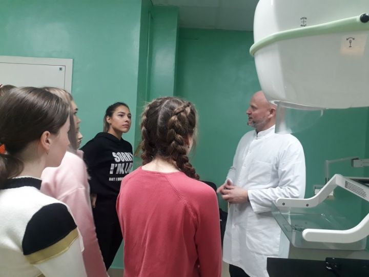 Школьники, мечтающие о профессии врача, побывали в Нурлатской ЦРБ